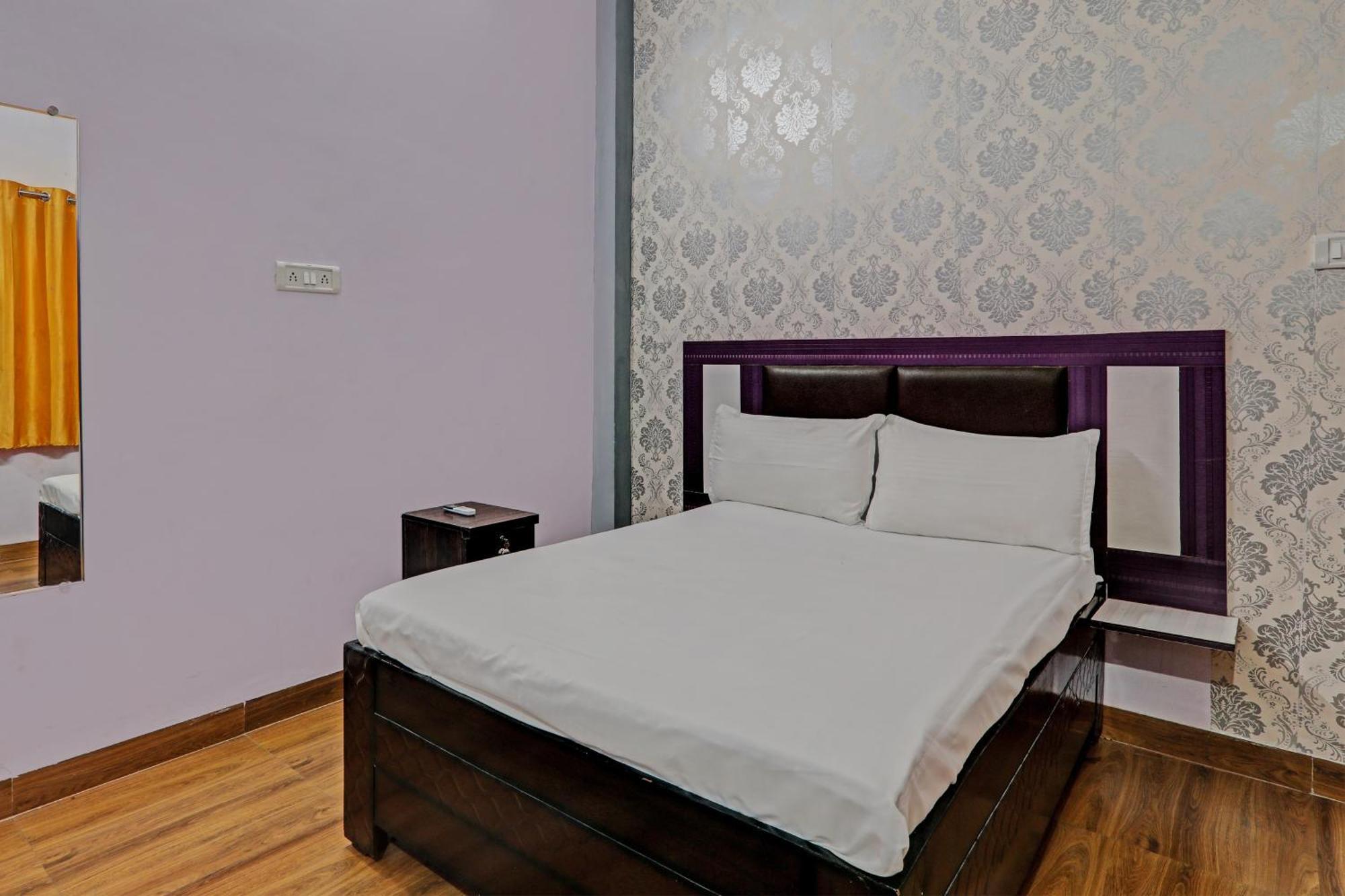 Oyo Hotel Crown Lucknow Eksteriør bilde