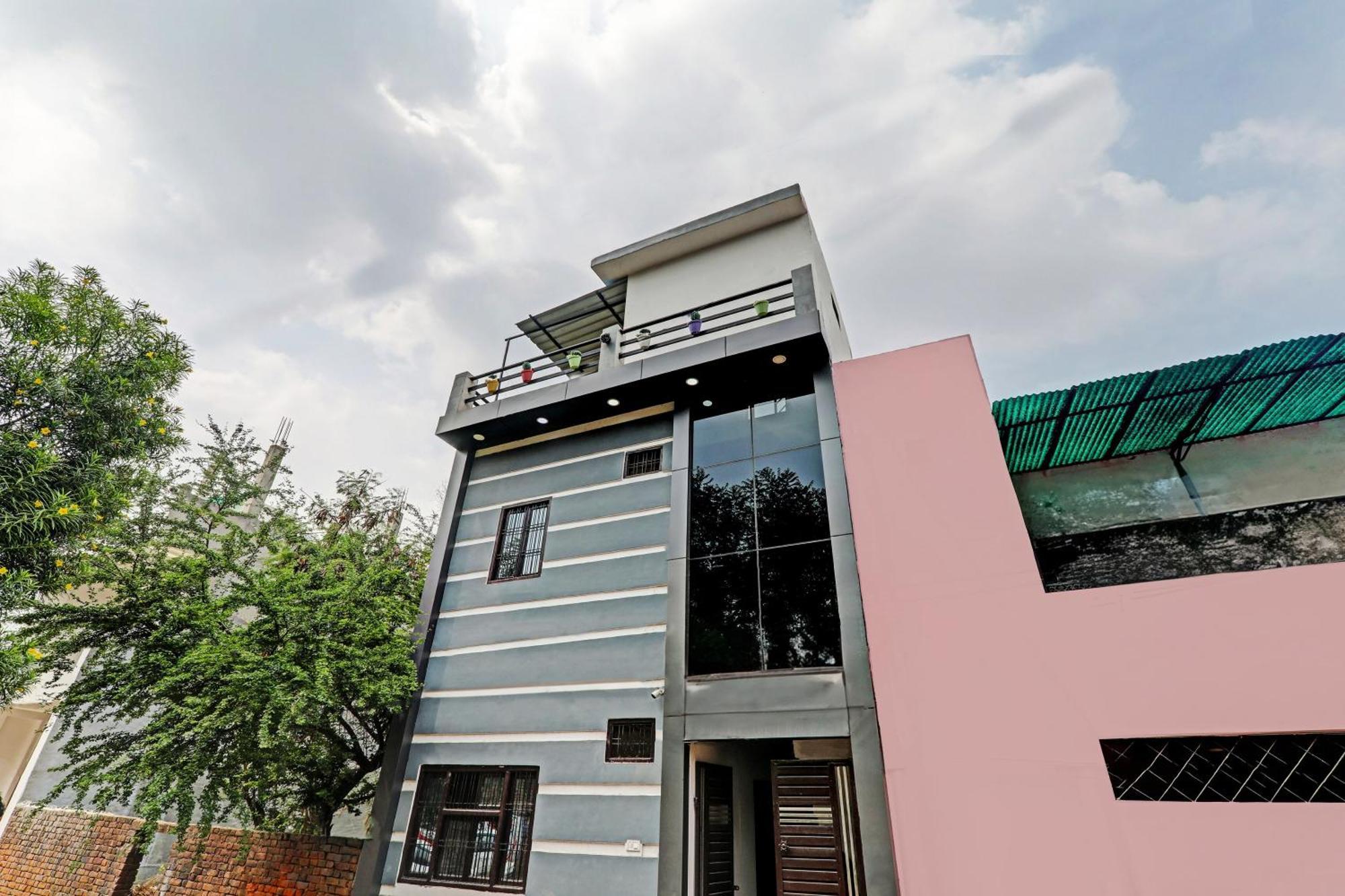 Oyo Hotel Crown Lucknow Eksteriør bilde